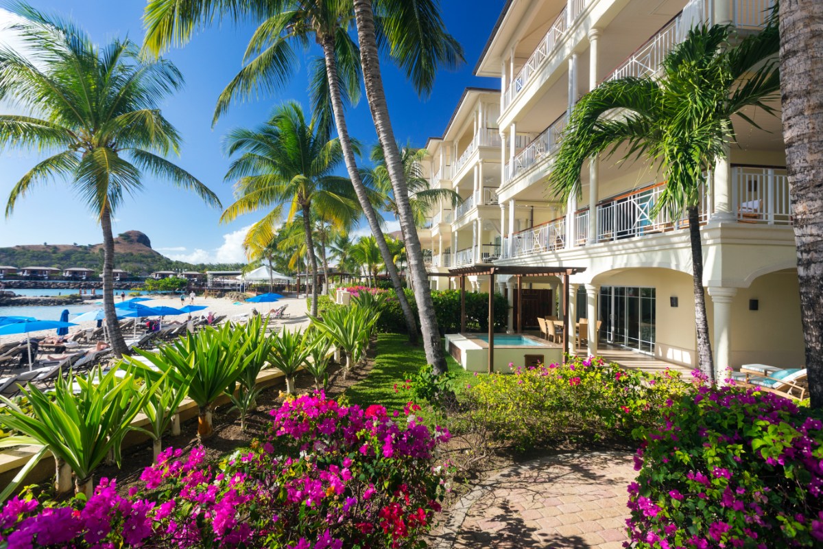 L Path from beach to villa